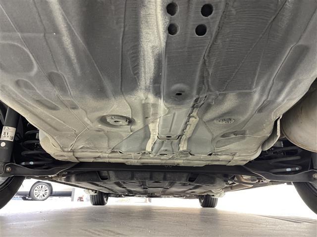 シャトル ハイブリッドＸスタイルエディション　ＣＡＲＲＯＺＺＥＲＩＡ製８インチナビ　Ｂｌｕｅｔｏｏｔｈ　フルセグＴＶ　ＣＤ　ＤＶＤ　衝突被害軽減ブレーキ　コーナーセンサー　横滑り防止装置　クルーズコントロール　前後ドラレコ　ＬＥＤオートライト（41枚目）