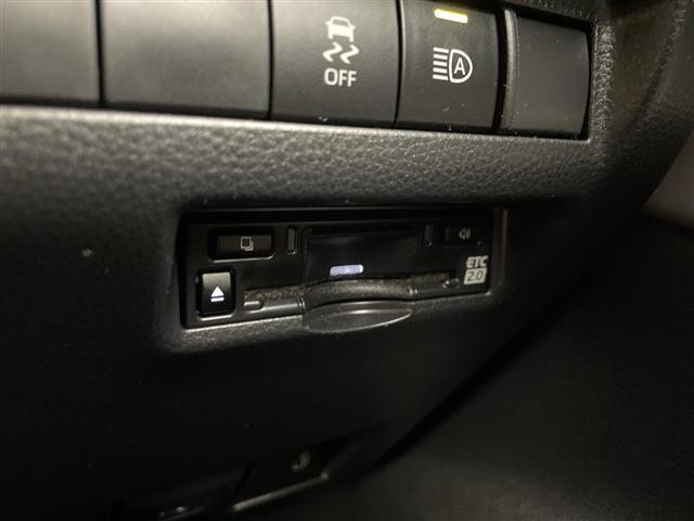 ハリアーハイブリッド Ｇ　純正１２．３インチナビ　ＪＢＬアンプ　バックカメラ　フルセグＴＶ　ブルートゥース　デジタルインナーミラー（前後方録画）　ＥＴＣ２．０　ＬＥＤヘッド　セーフティセンス　灰色ハーフレザーシート（7枚目）