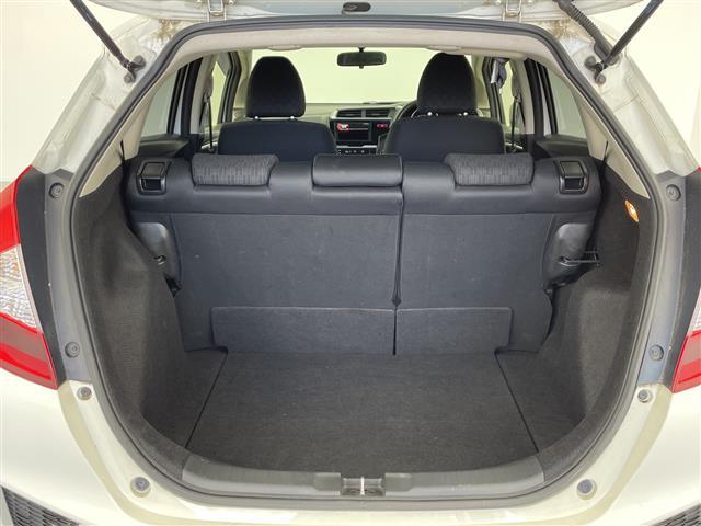 フィット １３Ｇ・Ｆパッケージ　禁煙車　プッシュスタート　オートエアコン　カロッツェリアＣＤ／チューナー（ＤＥＨ－３８０）　ＬＥＤドアミラーウィンカー　プラズマクラスター　ＤＣ１２Ｖ（20枚目）