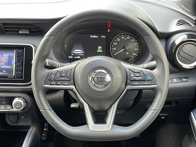 キックス Ｘ　／ワンオーナー／プロパイロット／メモリナビ／フルセグ／ＣＤ／ＤＶＤ／ＳＤ／ＵＳＢ／ＢＴ／ｉｐｏｄ／ＦＭ／ＡＭ／バックカメラ／純正１７インチＡＷ／ルーフレール／プッシュスタート／革巻ステアリング（13枚目）