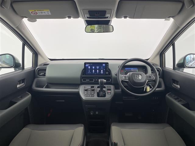 フリード ｅ：ＨＥＶクロスター　登録済未使用車／純正９型ナビ／ＢＴ／ＷｉＦｉ／ＨｉＲｅｓ／ＡｐｐｌｅＣａｒＰｌａｙ／ＡｎｄｒｏｉｄＡｕｔｏ／フルセグＴＶ／Ｂカメラ／ＡＣＣ／ホンダセンシング／両パワスラ／ルーフレール／シートヒーター（2枚目）