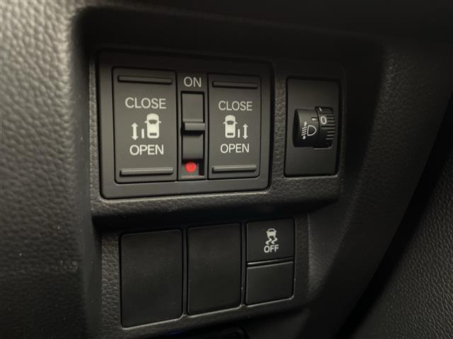 ステップワゴン エアー　純正８インチワイドナビ　フルセグＴＶ　ＣＤ　ＤＶＤ　ＵＳＢ　Ｂｌｕｅｔｏｏｔｈ　バックカメラ　両側パワースライドドア　ホンダセンシング　衝突軽減ブレーキ　誤発進抑制機能　路外逸脱抑制機能　追従クルコン（13枚目）