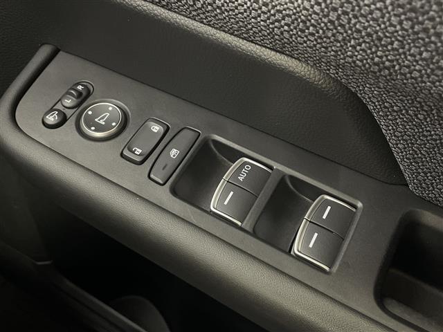 ステップワゴン エアー　純正８インチワイドナビ　フルセグＴＶ　ＣＤ　ＤＶＤ　ＵＳＢ　Ｂｌｕｅｔｏｏｔｈ　バックカメラ　両側パワースライドドア　ホンダセンシング　衝突軽減ブレーキ　誤発進抑制機能　路外逸脱抑制機能　追従クルコン（18枚目）