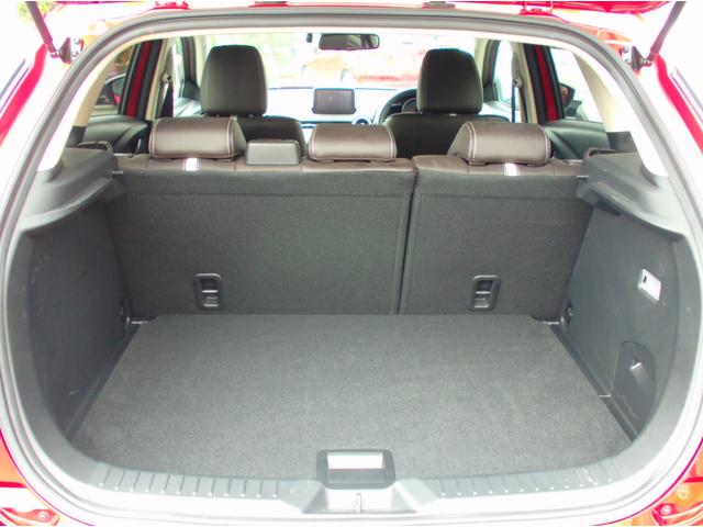 リアシートは分割して倒せます。