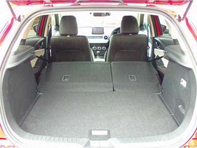 リアシートを倒すと広大な荷室になります。
