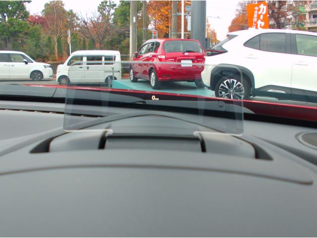 ヘッドアップディスプレイを装備。　走行中に目線移動が少なく情報をキャッチ出来ます