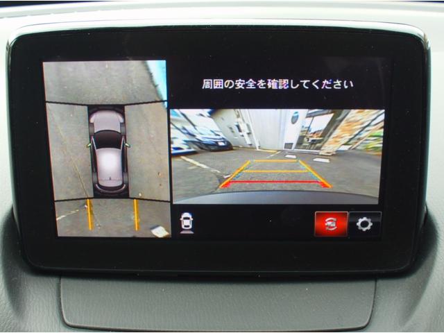 【全方位型モニター】クルマを上空から見下ろしているかのように、直感的に周囲の状況を把握できる全方位型モニター。狭い場所での駐車でも周囲が映像で確認できます。