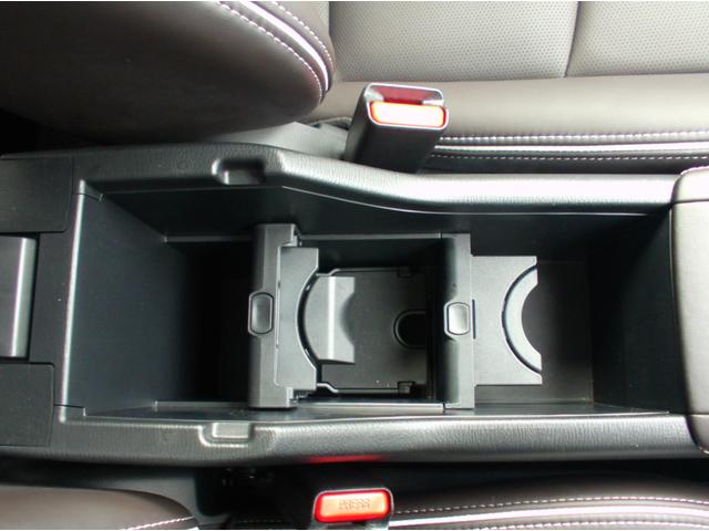 カップホルダーはここにもあります。