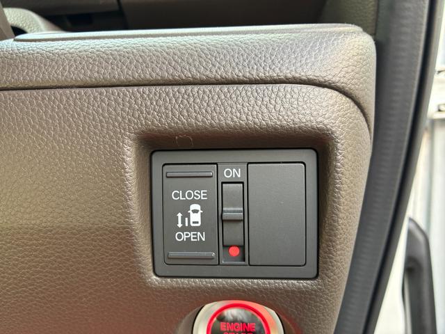 開け閉めラクラク電動スライドドア♪荷物が多いときなど大変助かりますね!