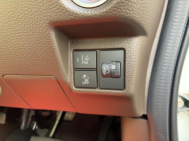 カメラが白線を検知して車線中央付近を走行するよう、車線維持を支援するレーンアシスト!