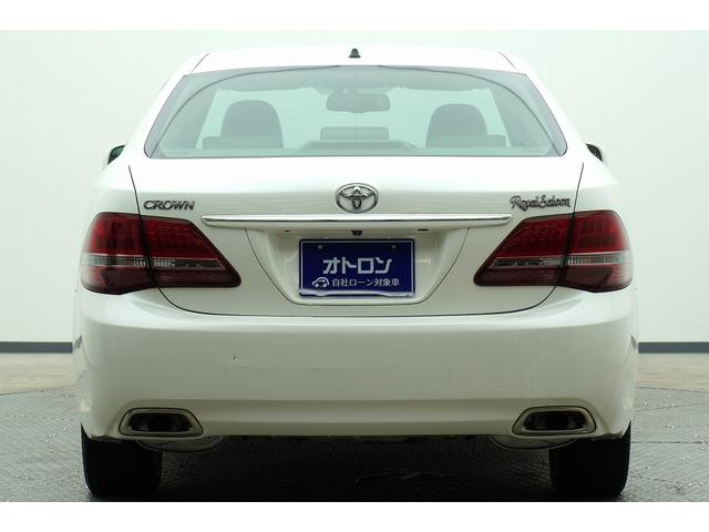 クラウン ロイヤルサルーン　ＥＴＣ　オートクルーズコントロール　バックカメラ　ナビ　アルミホイール　ＨＩＤ　ＡＴ　スマートキー　盗難防止システム　パワーシート　衝突安全ボディ　ＡＢＳ　ＥＳＣ　エアコン　パワーステアリング（5枚目）