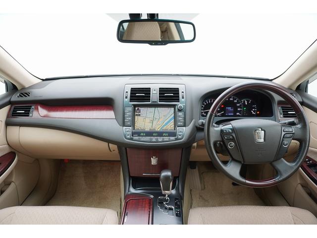 クラウン ロイヤルサルーン　ＥＴＣ　オートクルーズコントロール　バックカメラ　ナビ　アルミホイール　ＨＩＤ　ＡＴ　スマートキー　盗難防止システム　パワーシート　衝突安全ボディ　ＡＢＳ　ＥＳＣ　エアコン　パワーステアリング（7枚目）