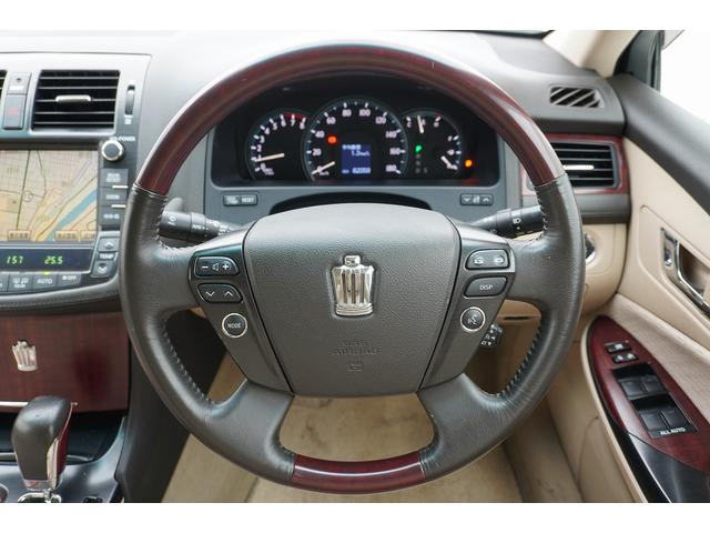 クラウン ロイヤルサルーン　ＥＴＣ　オートクルーズコントロール　バックカメラ　ナビ　アルミホイール　ＨＩＤ　ＡＴ　スマートキー　盗難防止システム　パワーシート　衝突安全ボディ　ＡＢＳ　ＥＳＣ　エアコン　パワーステアリング（8枚目）