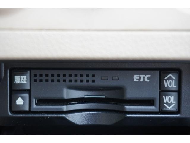 クラウン ロイヤルサルーン　ＥＴＣ　オートクルーズコントロール　バックカメラ　ナビ　アルミホイール　ＨＩＤ　ＡＴ　スマートキー　盗難防止システム　パワーシート　衝突安全ボディ　ＡＢＳ　ＥＳＣ　エアコン　パワーステアリング（13枚目）