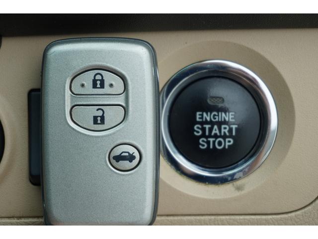 クラウン ロイヤルサルーン　ＥＴＣ　オートクルーズコントロール　バックカメラ　ナビ　アルミホイール　ＨＩＤ　ＡＴ　スマートキー　盗難防止システム　パワーシート　衝突安全ボディ　ＡＢＳ　ＥＳＣ　エアコン　パワーステアリング（15枚目）