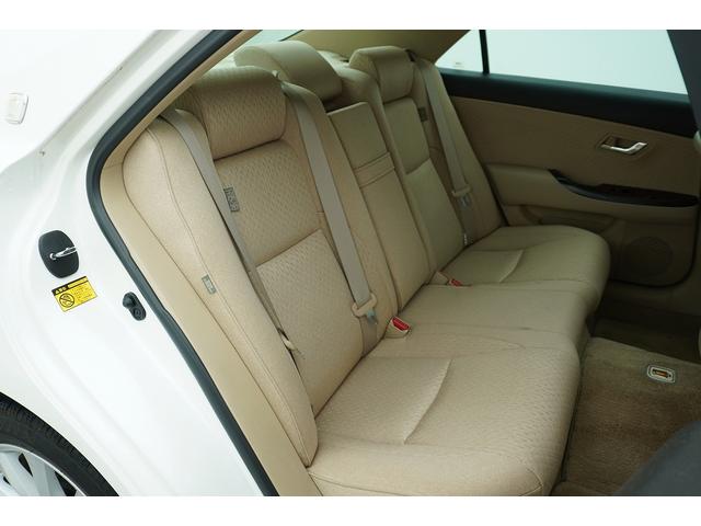 クラウン ロイヤルサルーン　ＥＴＣ　オートクルーズコントロール　バックカメラ　ナビ　アルミホイール　ＨＩＤ　ＡＴ　スマートキー　盗難防止システム　パワーシート　衝突安全ボディ　ＡＢＳ　ＥＳＣ　エアコン　パワーステアリング（17枚目）