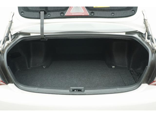 クラウン ロイヤルサルーン　ＥＴＣ　オートクルーズコントロール　バックカメラ　ナビ　アルミホイール　ＨＩＤ　ＡＴ　スマートキー　盗難防止システム　パワーシート　衝突安全ボディ　ＡＢＳ　ＥＳＣ　エアコン　パワーステアリング（19枚目）