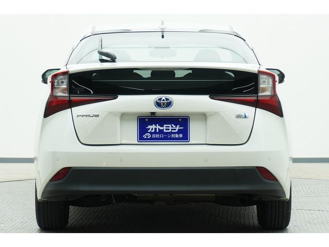 プリウス Ｓ　ＥＴＣ　レーンアシスト　オートクルーズコントロール　衝突被害軽減システム　バックカメラ　アルミホイール　ＬＥＤヘッドランプ　ＣＶＴ　スマートキー　アイドリングストップ　電動格納ミラー　盗難防止システム（5枚目）