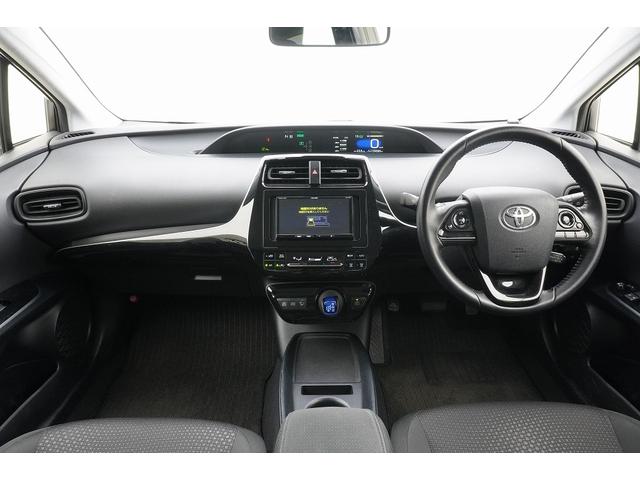 プリウス Ｓ　ＥＴＣ　レーンアシスト　オートクルーズコントロール　衝突被害軽減システム　バックカメラ　ナビ　アルミホイール　オートライト　ＬＥＤヘッドランプ　ＣＶＴ　スマートキー　アイドリングストップ（2枚目）