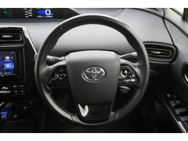 プリウス Ｓ　ＥＴＣ　レーンアシスト　オートクルーズコントロール　衝突被害軽減システム　バックカメラ　ナビ　アルミホイール　オートライト　ＬＥＤヘッドランプ　ＣＶＴ　スマートキー　アイドリングストップ（3枚目）