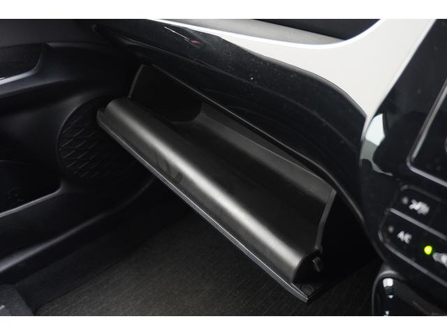 プリウス Ｓ　ＥＴＣ　レーンアシスト　オートクルーズコントロール　衝突被害軽減システム　バックカメラ　ナビ　アルミホイール　オートライト　ＬＥＤヘッドランプ　ＣＶＴ　スマートキー　アイドリングストップ（10枚目）