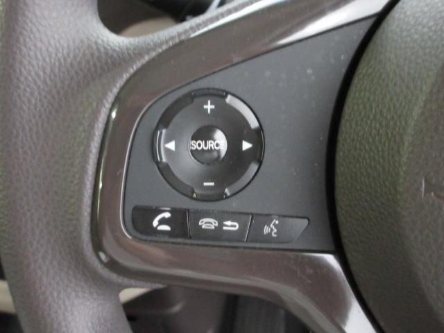 ハンドルにオーディオの操作スイッチが装備されています！視線を前方から外さずハンドルから手を離さずに操作できるのでとっても安全ですね♪
