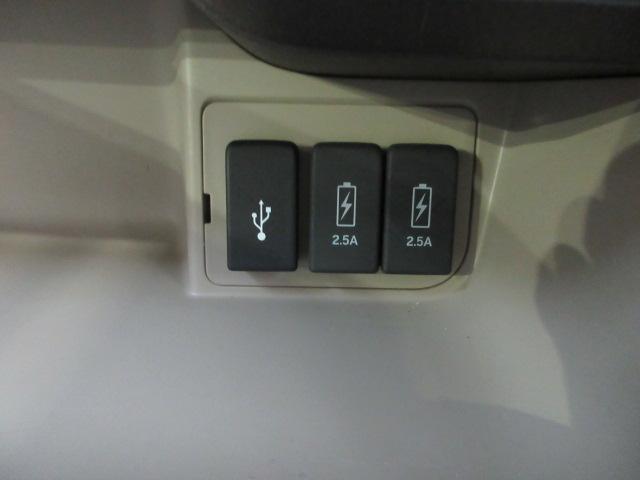 通常のＵＳＢ入力端子の他にスマホ充電に対応した２．５ＡのＵＳＢ端子を２箇所装備しています。