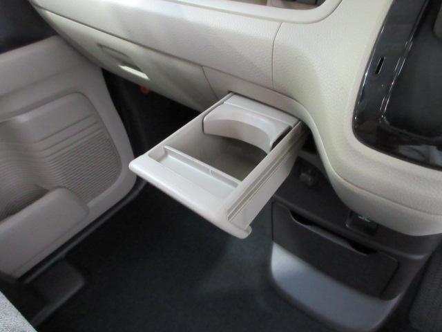 収納式カップホルダーは手の届きやすい位置にあります。