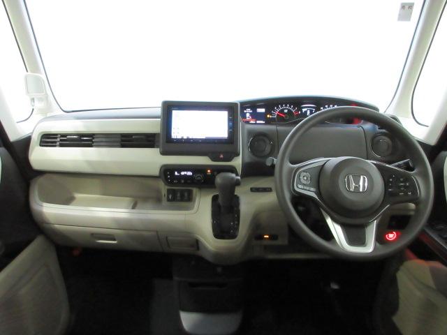 ドライバーを包み込むように、ディスプレーやスイッチ、コンソールを配置。座った瞬間から運転への期待が！空間そのものの心地よさにこだわっています。