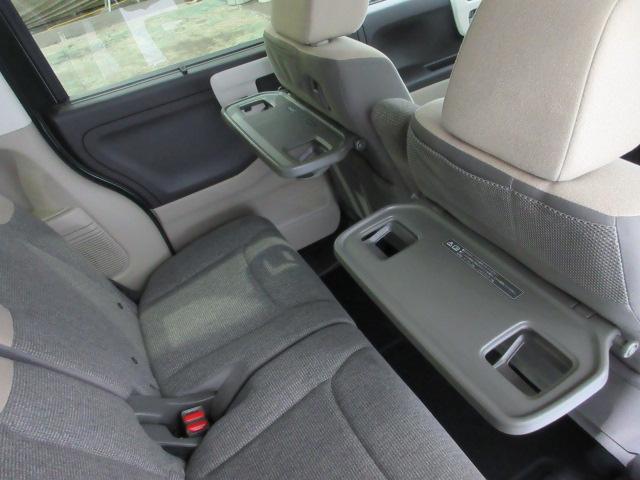 両席カップホルダー付きシートバックテーブルです。飲み物やちょっとした小物を置くのに大変便利で使い勝手が良いです。