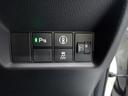 パーキングセンサーや横滑りを防ぐVSA等のスイッチ類は運転席の右側、手の届きやすい位置にあります。