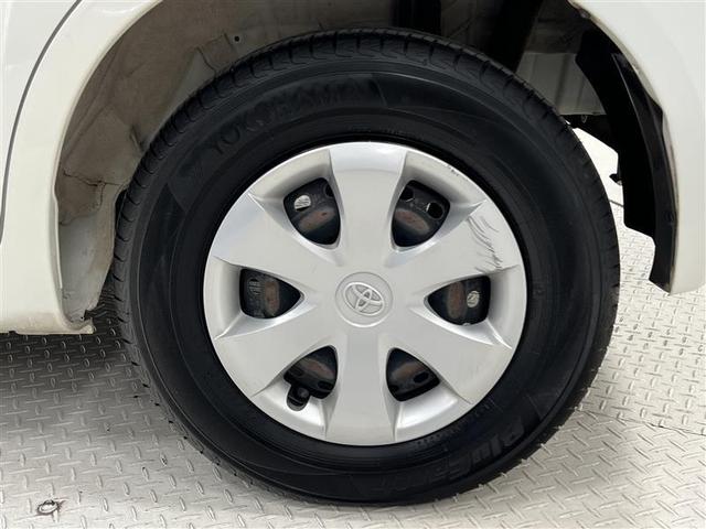 タイヤサイズは155/80R13!残り溝は5ミリ程度です!スチールホイールに錆が、ホイールキャップに傷があります。