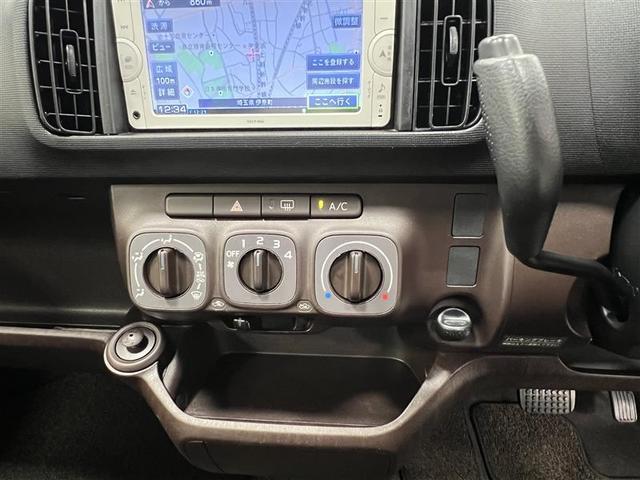 コラムシフト!ハンドル付け根に配置することで、その分スペースを確保できます!扱いやすいマニュアルエアコン!