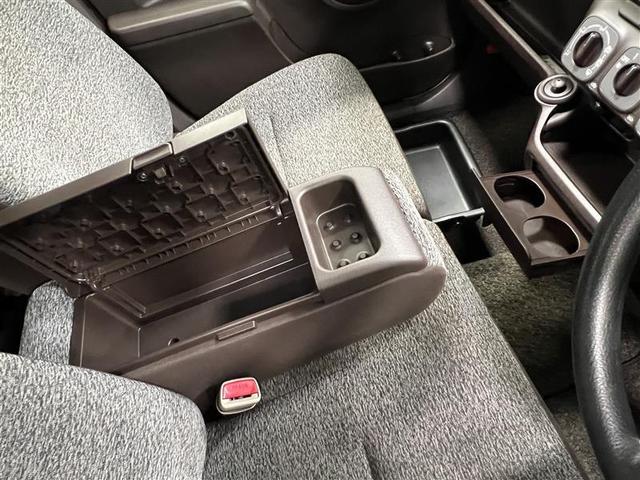 助手席下にも収納あり!収納可能なドリンクホルダー!小物入れを兼ねたひじ掛け付!