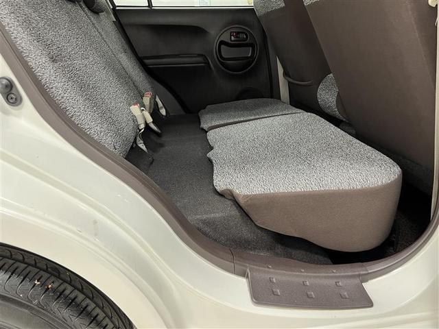 後席は座面部分を足元スペースに移動させて、フラットにして荷物を置けます!