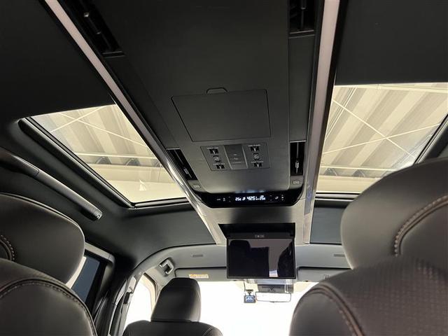 左右独立ムーンルーフには電動サンシェード付！後席からだけでなく、音声認識操作や前席からの一括操作も可能！