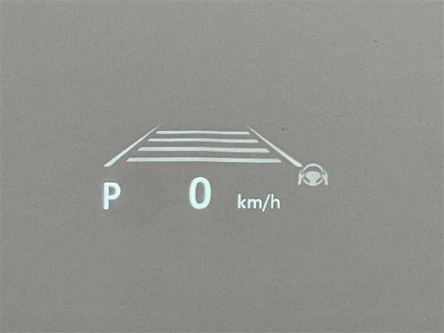 カラーＨＵＤ（ヘッドアップイディスプレイ）では、走行に必要な情報をフロントガラスに映し出して確認することが出来ます！車種によってはナビの案内情報も表示されます！