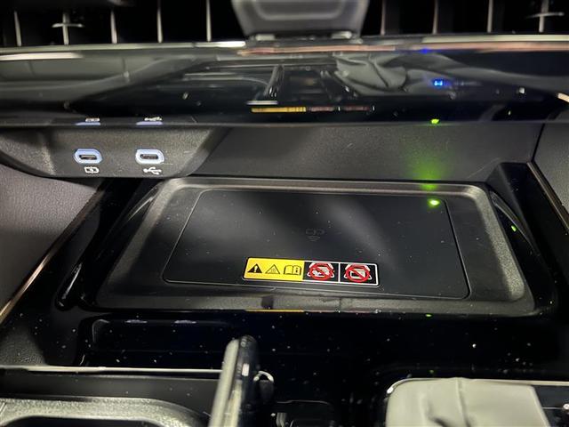 ディスプレイオーディオに接続するＵＳＢポート近くには、ワイヤレス充電可能なトレイがあります！