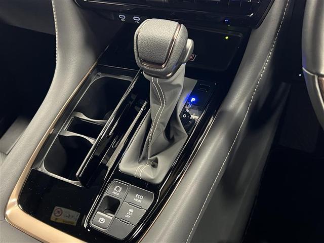 インパネに組み込まれたシフトパターンはシンプルなストレートタイプ！シーケンシャル操作でマニュアル感覚での走行も可能！電動サイドブレーキにはホールド機能付！