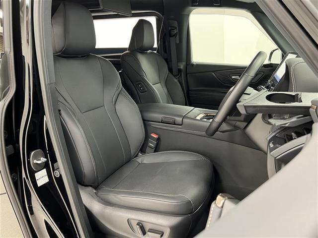 前席は運転席と助手席ともパワーシートになっていて、座る方にあわせて微調整することが出来ます！