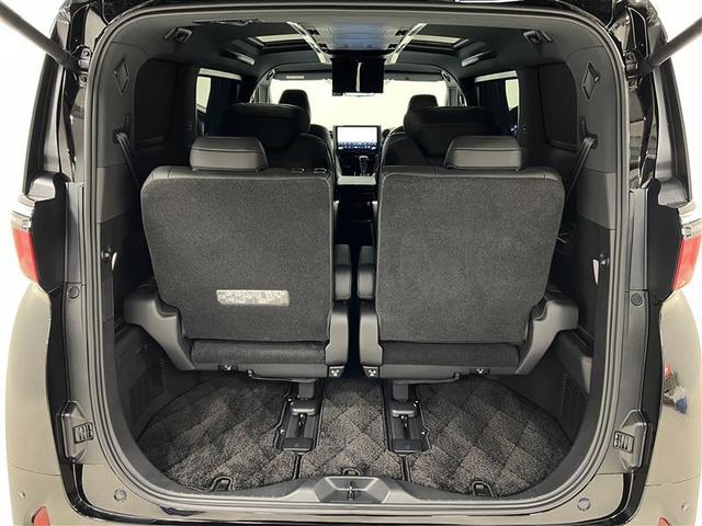 ラゲージスペースは必要十分な大きさ！サードシートを跳ね上げれば、さらに広く大きくお使いいただけます！デッキ下にも収納スペースあり！