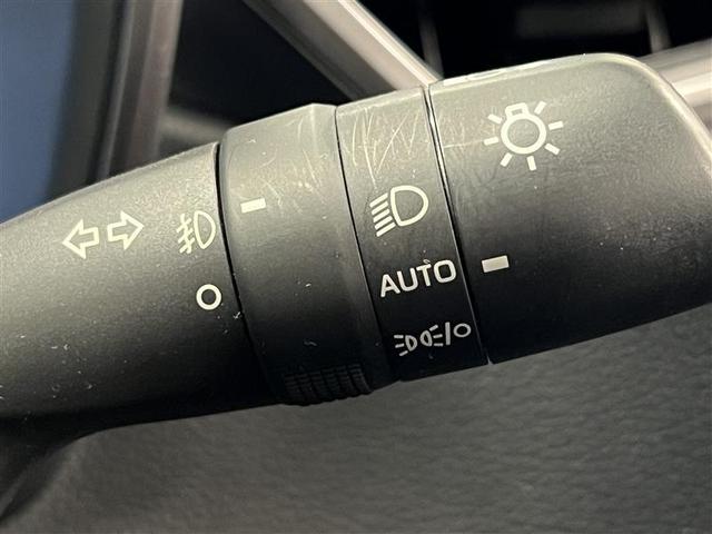 カローラツーリング ハイブリッド　ダブルバイビー　メディアプレイヤー接続　バックモニター　フルセグＴＶ　ＬＥＤライト　ワンオーナー　点検記録簿　クルコン　横滑り防止　盗難防止装置　ナビ・ＴＶ　ドライブレコーダー　エアバッグ　ＥＴＣ　ＡＢＳ　キーレス（12枚目）