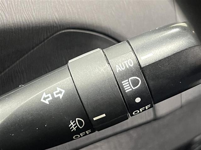 プリウス Ｓ　Ｂモニタ－　フルセグ地デジ　インテリキー　デュアルエアバック　エアＢ　イモビライザー　ＤＶＤ再生可能　ナビＴＶ　ＡＵＴＯエアコン　横スベリ防止　アルミホイール　ＥＴＣ装備　ＡＢＳ　サイドエアバッグ（11枚目）