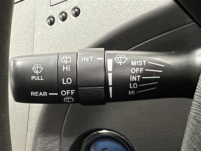 プリウス Ｓ　Ｂモニタ－　フルセグ地デジ　インテリキー　デュアルエアバック　エアＢ　イモビライザー　ＤＶＤ再生可能　ナビＴＶ　ＡＵＴＯエアコン　横スベリ防止　アルミホイール　ＥＴＣ装備　ＡＢＳ　サイドエアバッグ（12枚目）