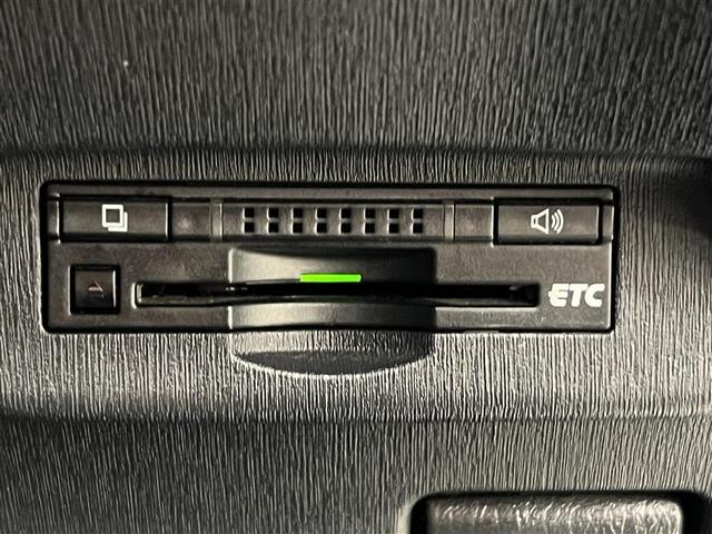 プリウス Ｓ　Ｂモニタ－　フルセグ地デジ　インテリキー　デュアルエアバック　エアＢ　イモビライザー　ＤＶＤ再生可能　ナビＴＶ　ＡＵＴＯエアコン　横スベリ防止　アルミホイール　ＥＴＣ装備　ＡＢＳ　サイドエアバッグ（16枚目）