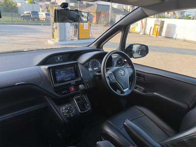 車内も落ち着き感のあるブラック基調