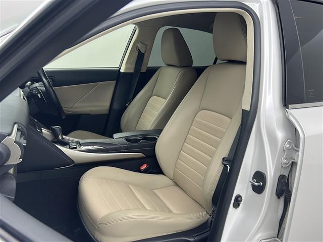IS IS300h 禁煙車 レーダークルーズコントロール クリアランスソナー 純正ナビ BSM シートヒーター ステアリングヒーター フルセグTV パドルシフト GPSレーダー LEDライト オートハイビーム(33枚目)