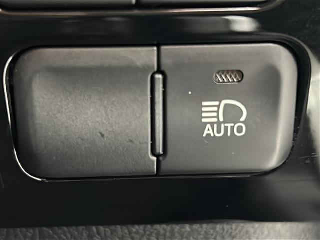 プリウス Sセーフティプラス 禁煙車 純正7型ナビ フルセグTV BT レーダークルーズコントロール バックカメラ オートハイビーム クリアランスソナー ビルトインETC LEDライト ステアリングリモコン フォグライト(8枚目)