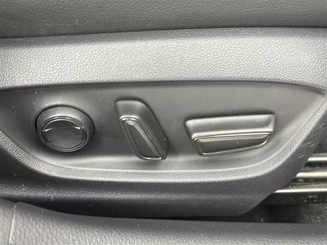 カムリ WS 禁煙車/純正ナビ/衝突軽減/レーダクルーズ/ETC/フルセグ/ハーフレザーシート/前席パワーシート/パドルシフト/オートマチックハイビーム/オートライト/オートエアコン/純正18インチアルミ(12枚目)