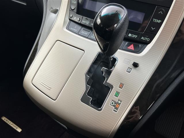 ヴェルファイア ２．４Ｚ　ゴールデンアイズ　禁煙車／スマートキー／スペアキー／クルーズコントロール／純正ナビ／Ｂｌｕｅｔｏｏｔｈ／フルセグ／純正フリップダウンモニター／電動リアゲート／フロアマット／ハーフレザーシート／ＥＴＣ／コーナーセンサー（27枚目）